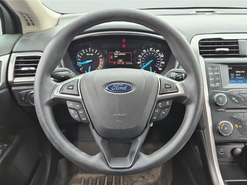 Used 2017 Ford Fusion SE FWD image 12