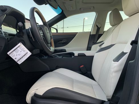 Used 2025 Lexus ES 300h w/ Luxury Package image 16