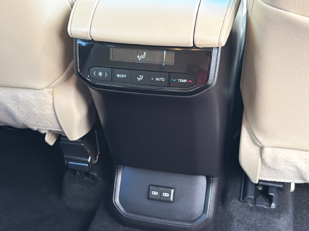 Used 2025 Toyota Highlander XLE AWD/4WD image 18