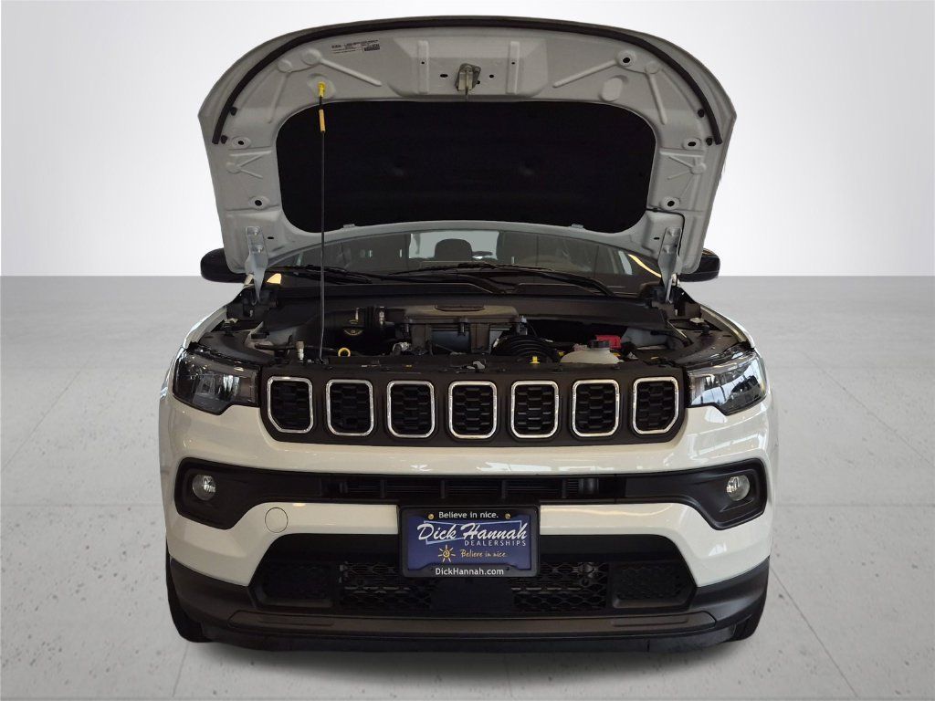 Used 2025 Jeep Compass Latitude AWD/4WD image 4