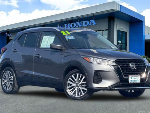 Used 2021 Nissan Kicks SV FWD image 1