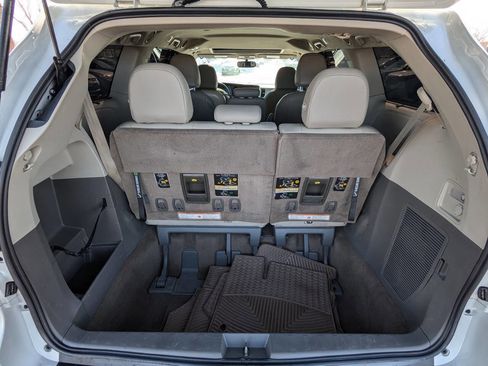 Used 2017 Toyota Sienna XLE image 30