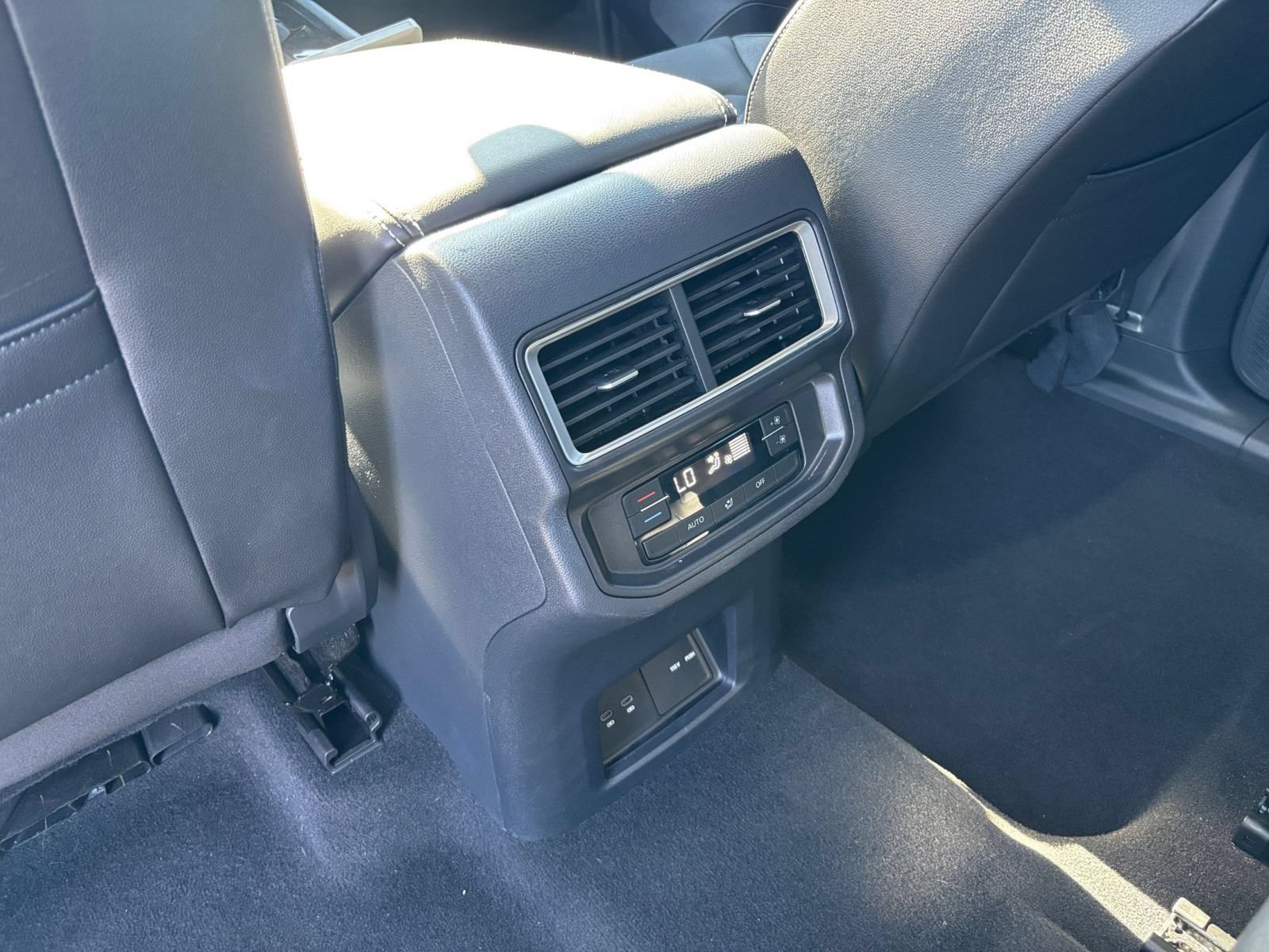 Used 2026 Volkswagen Atlas SE FWD image 25