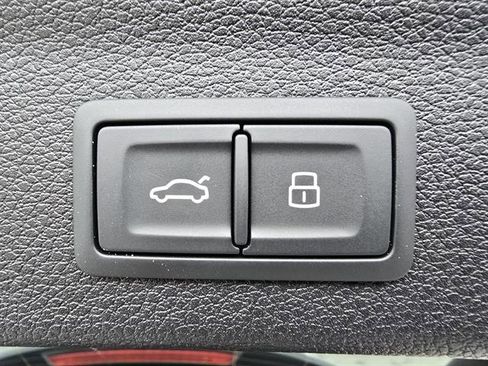 Used 2025 Audi Q3 2.0T Premium w/ Convenience Package image 13