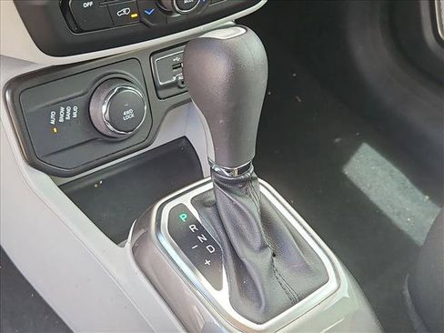Used 2022 Jeep Renegade Latitude w/ Convenience Group AWD/4WD image 13