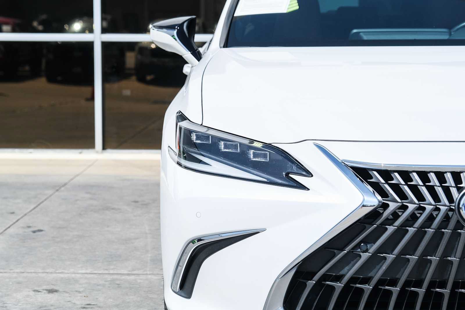 Used 2022 Lexus ES 300h Ultra Luxury w/ Accessory Package 2 FWD image 4