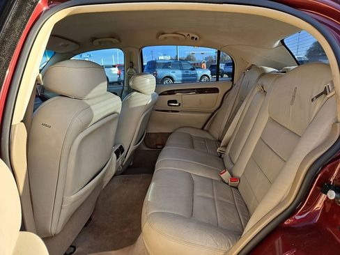 Used 2001 Lincoln Town Car Signature image 8