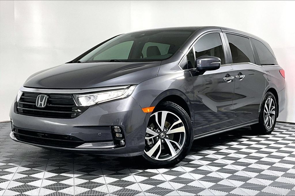 Used 2024 Honda Odyssey Touring image 2