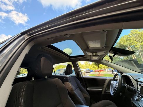 Used 2018 Toyota RAV4 XLE AWD/4WD image 22