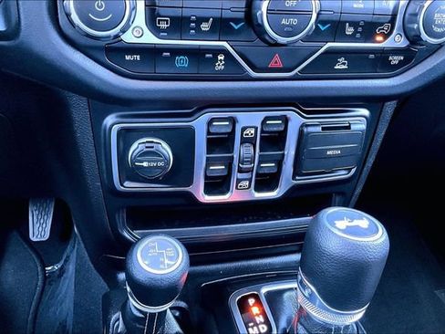 Used 2025 Jeep Wrangler Unlimited Sahara AWD/4WD image 15