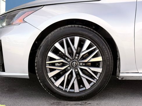 Used 2023 Nissan Altima 2.5 SV FWD image 13