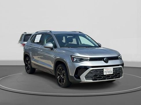 Certified 2025 Volkswagen Taos SE w/ Panoramic Sunroof Package image 1