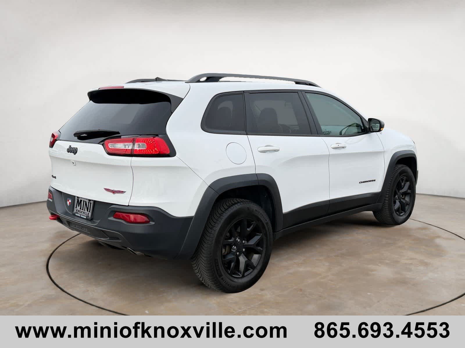Used 2017 Jeep Cherokee Trailhawk AWD/4WD image 3