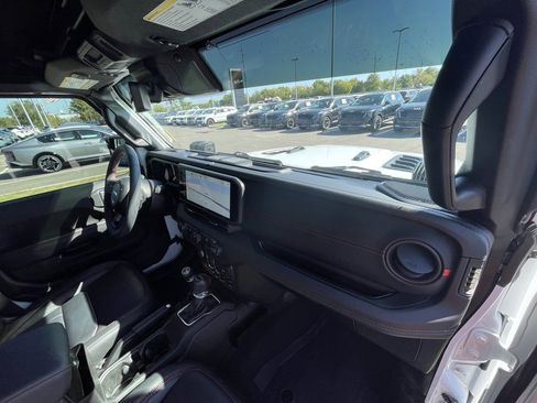 Used 2024 Jeep Wrangler Unlimited Rubicon image 31