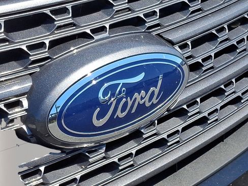 Used 2022 Ford Explorer XLT w/ Equipment Group 202A AWD/4WD image 14