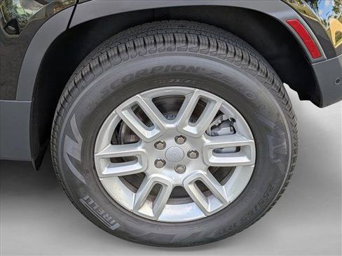 New 2025 Land Rover Defender 110 S image 9