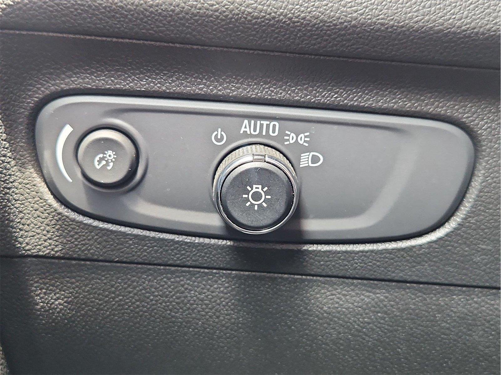 Certified 2022 Buick Envision Avenir w/ Technology Package II FWD image 18