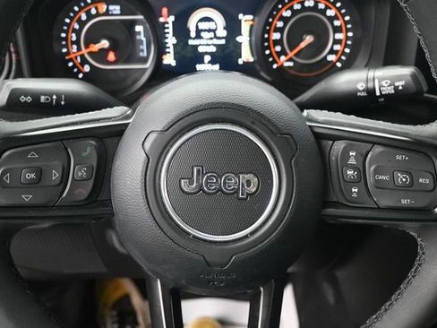 Used 2025 Jeep Gladiator Rubicon w/ Convenience Group AWD/4WD image 9