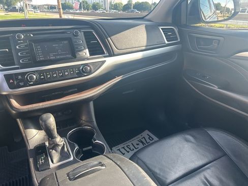 Used 2017 Toyota Highlander LE FWD image 15