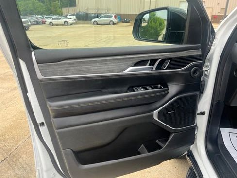 Used 2024 Jeep Wagoneer L Series III w/ Flexible Seating Group AWD/4WD image 11