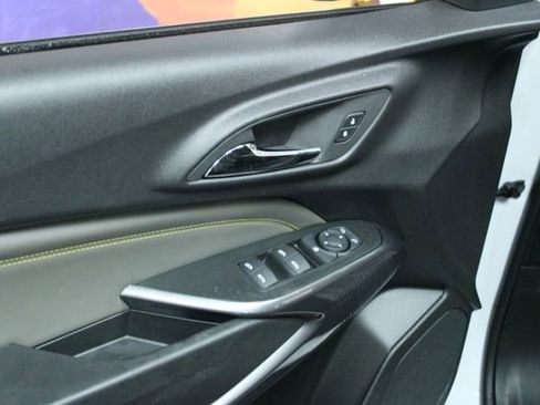 Used 2025 Chevrolet Trax ACTIV w/ Sunroof Package image 12