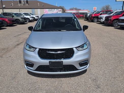 Used 2024 Chrysler Pacifica Touring-L image 16