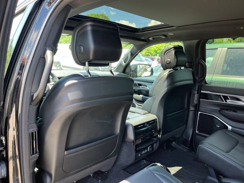 Used 2025 Jeep Wagoneer Series III w/ Premium Group I AWD/4WD image 9