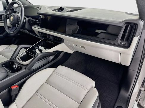 Certified 2025 Porsche Cayenne GTS AWD/4WD image 31