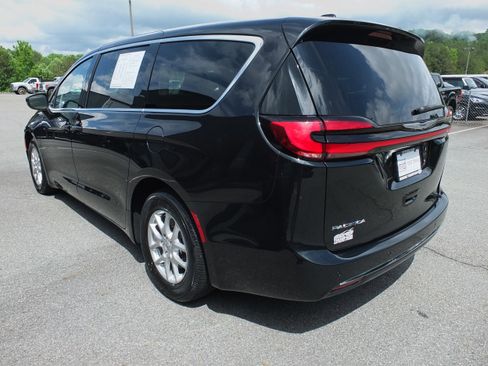 Used 2023 Chrysler Pacifica Touring-L FWD image 5