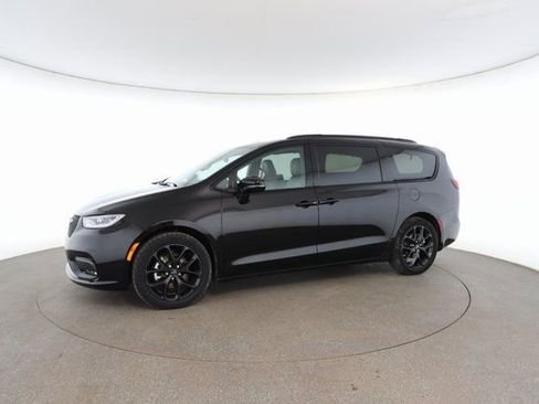 Used 2025 Chrysler Pacifica Limited image 4