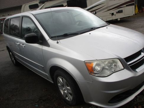 Used 2012 Dodge Grand Caravan SE image 3