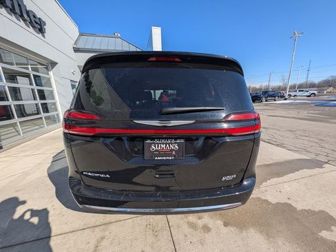 Used 2024 Chrysler Pacifica Touring-L image 10