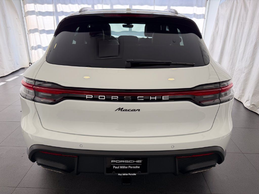 Certified 2026 Porsche Macan AWD/4WD image 8
