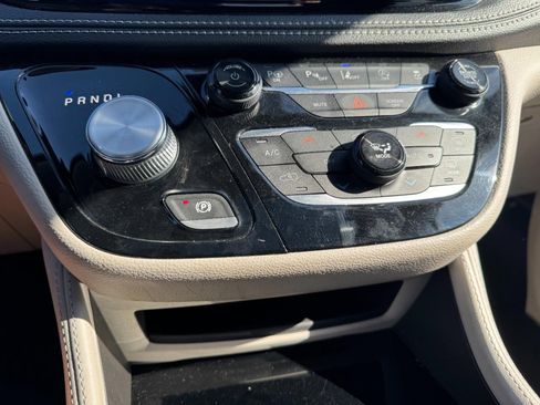 Used 2022 Chrysler Pacifica Limited image 20