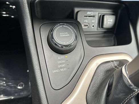 Used 2015 Jeep Cherokee Latitude AWD/4WD image 17