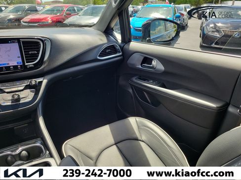 Used 2026 Chrysler Pacifica Limited FWD image 17