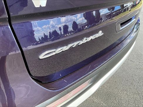 Used 2022 Kia Carnival LX FWD image 24