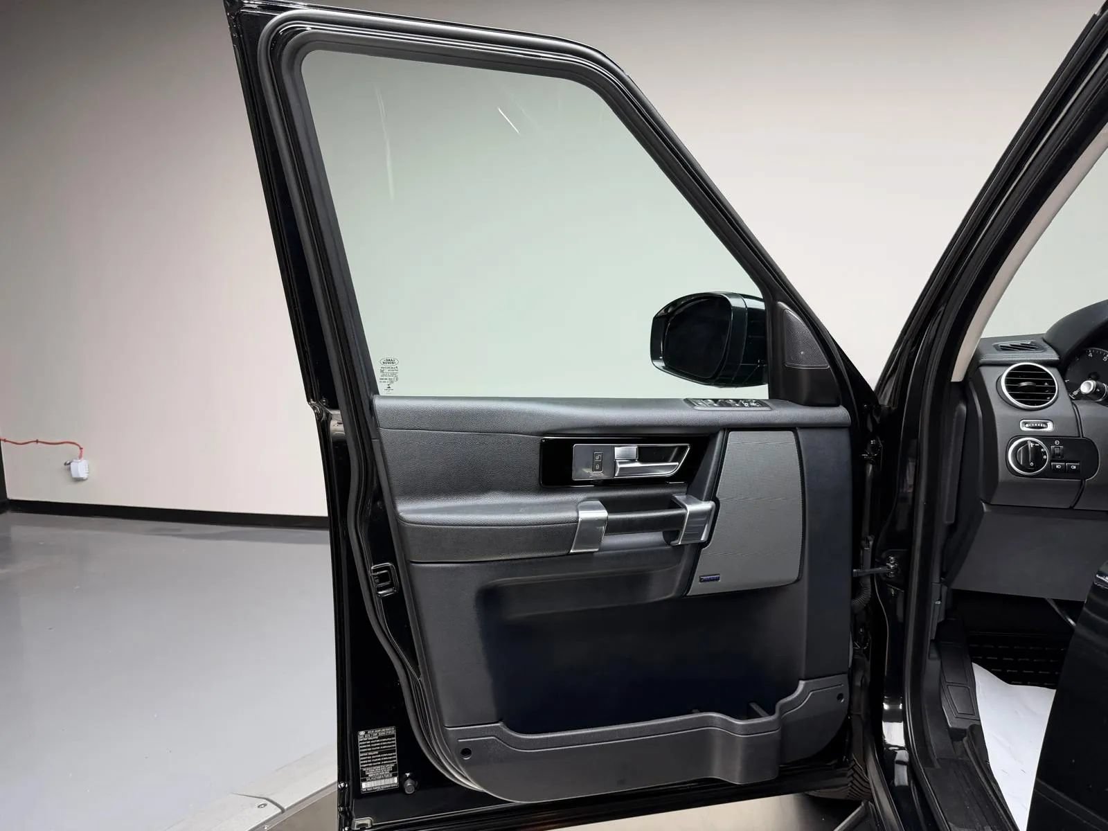 Used 2015 Land Rover LR4 HSE AWD/4WD image 28