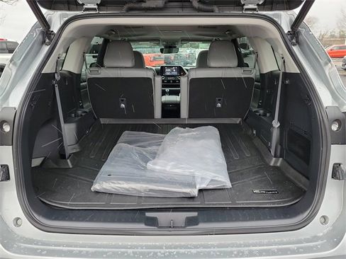 Used 2022 Toyota Highlander XLE image 13