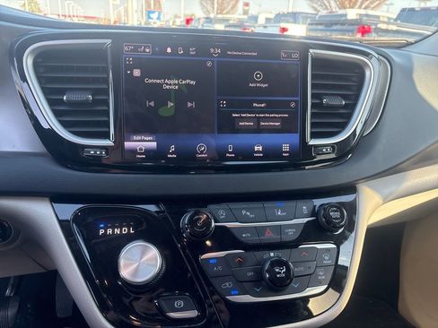 Used 2023 Chrysler Pacifica Touring-L image 12