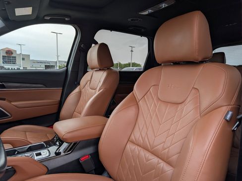 Used 2025 Kia Telluride AWD image 26