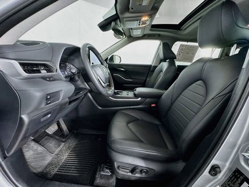 Used 2024 Toyota Highlander XLE FWD image 12