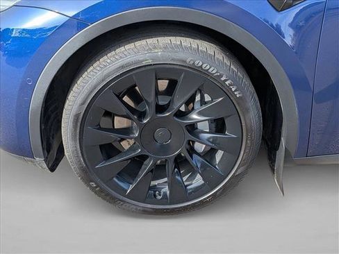 Used 2022 Tesla Model Y Long Range image 9