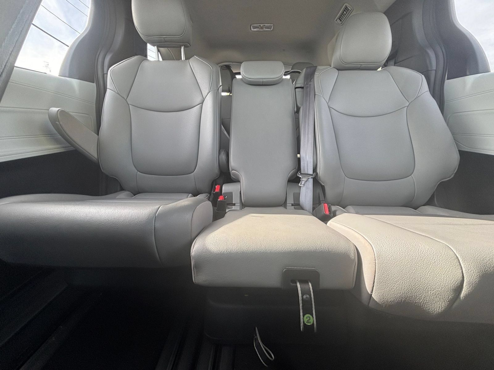 Used 2025 Toyota Sienna XLE FWD image 40
