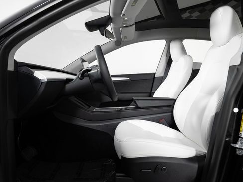 Used 2023 Tesla Model Y Long Range image 14