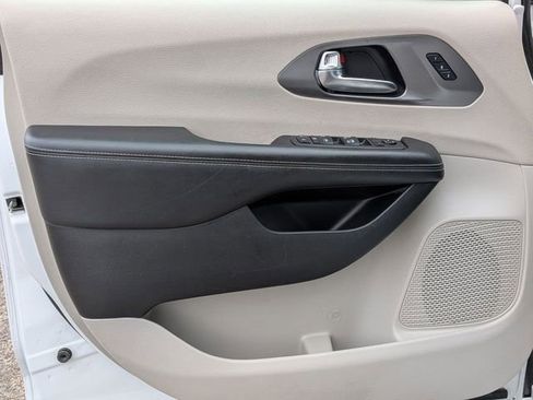 Certified 2023 Chrysler Pacifica Touring-L image 14