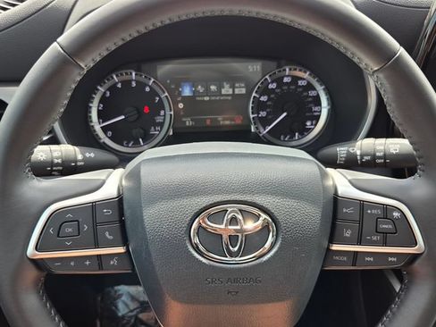 Used 2024 Toyota Highlander XLE FWD image 20