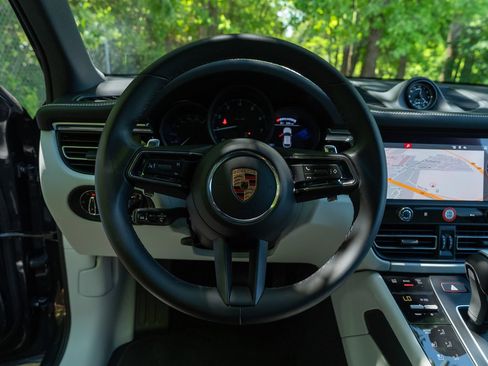 Certified 2025 Porsche Macan AWD/4WD image 25