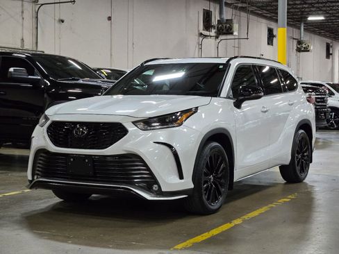 Used 2023 Toyota Highlander XSE image 4