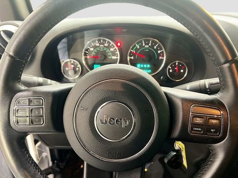 Used 2016 Jeep Wrangler Unlimited Sahara w/ Connectivity Group AWD/4WD image 21